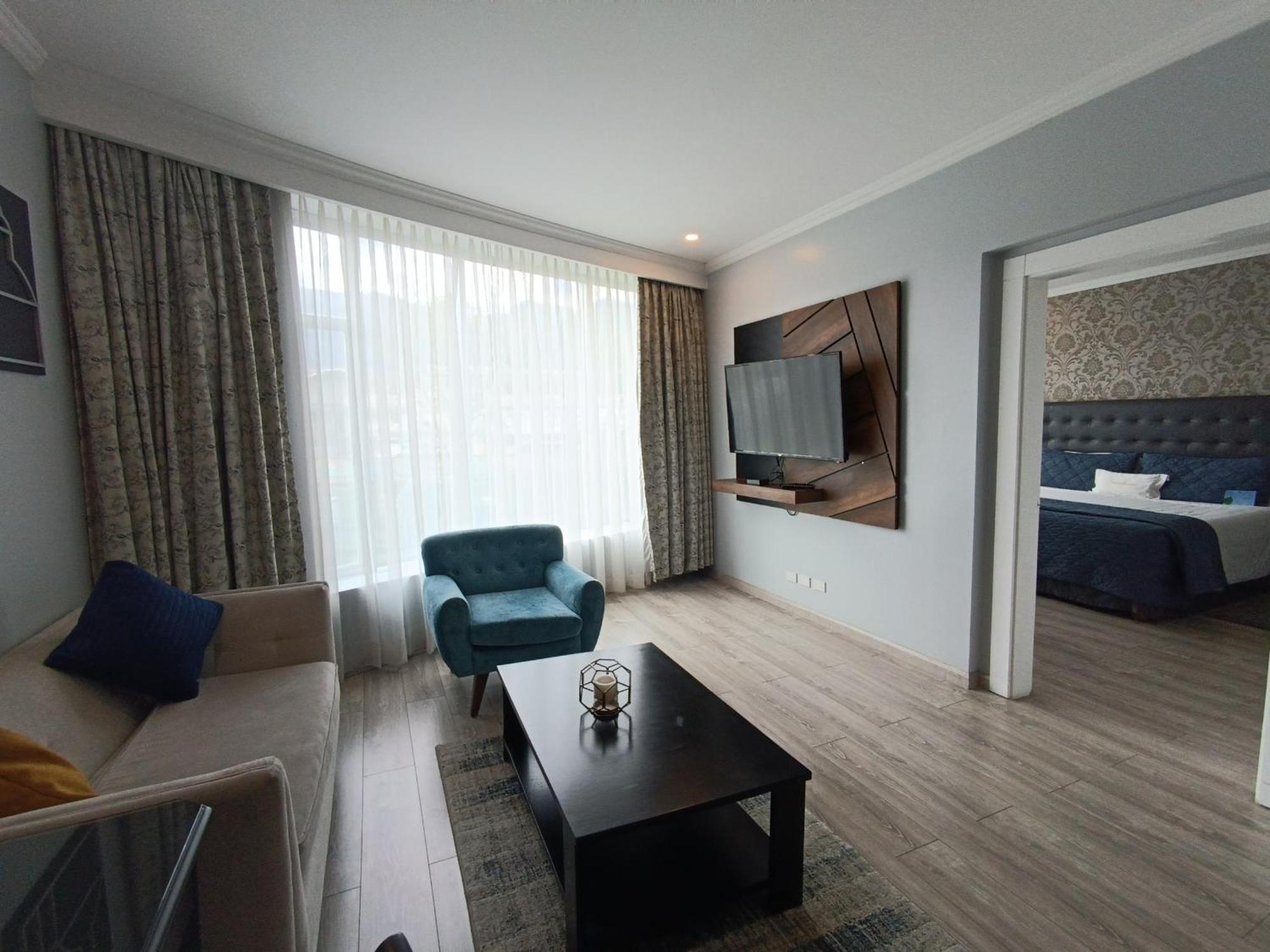 Aparta Hotel Torres De Suites Кито Екстериор снимка