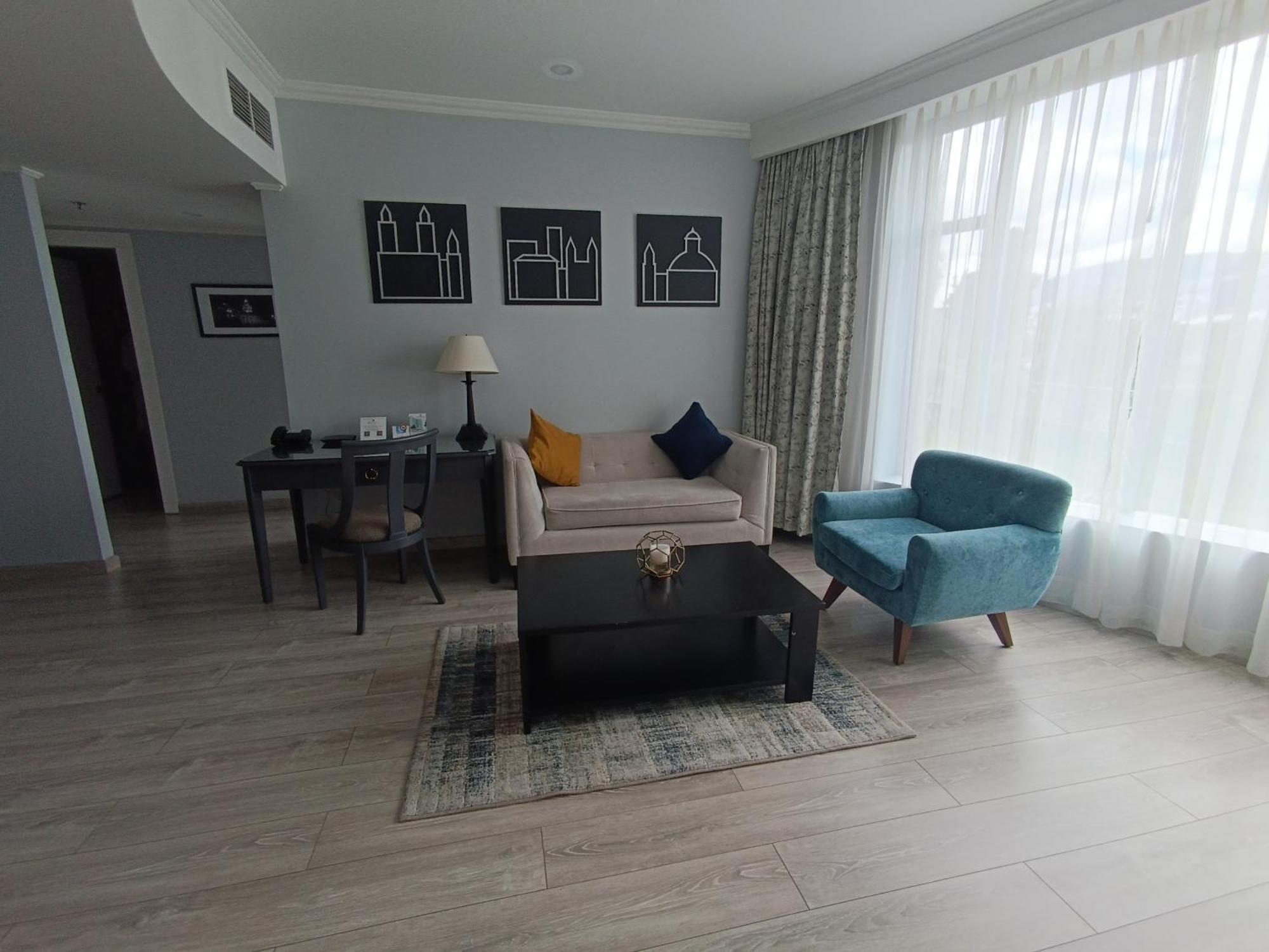 Aparta Hotel Torres De Suites Кито Екстериор снимка