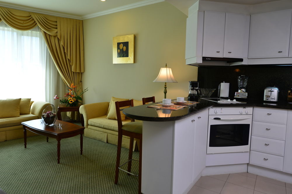 Aparta Hotel Torres De Suites Кито Екстериор снимка